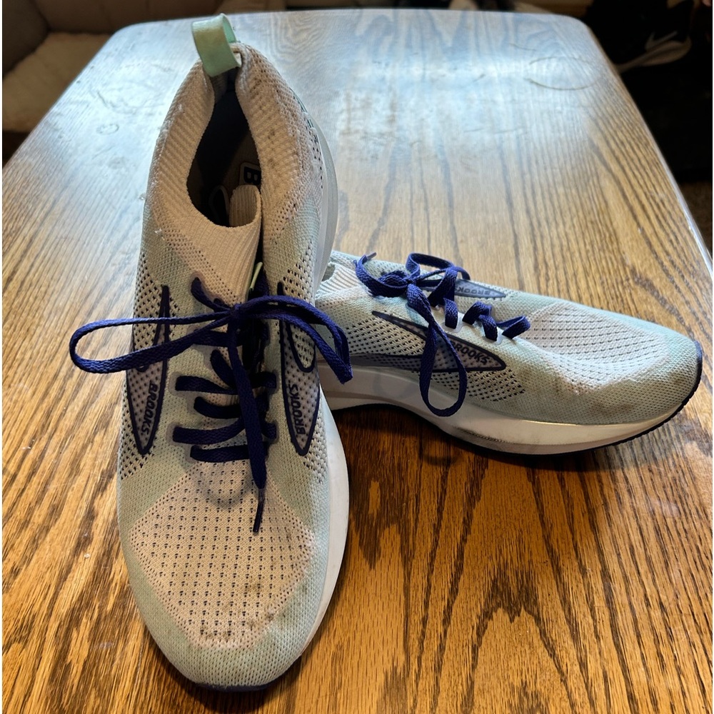 BROOKS Levitate Shoe- LIKE NEW💜